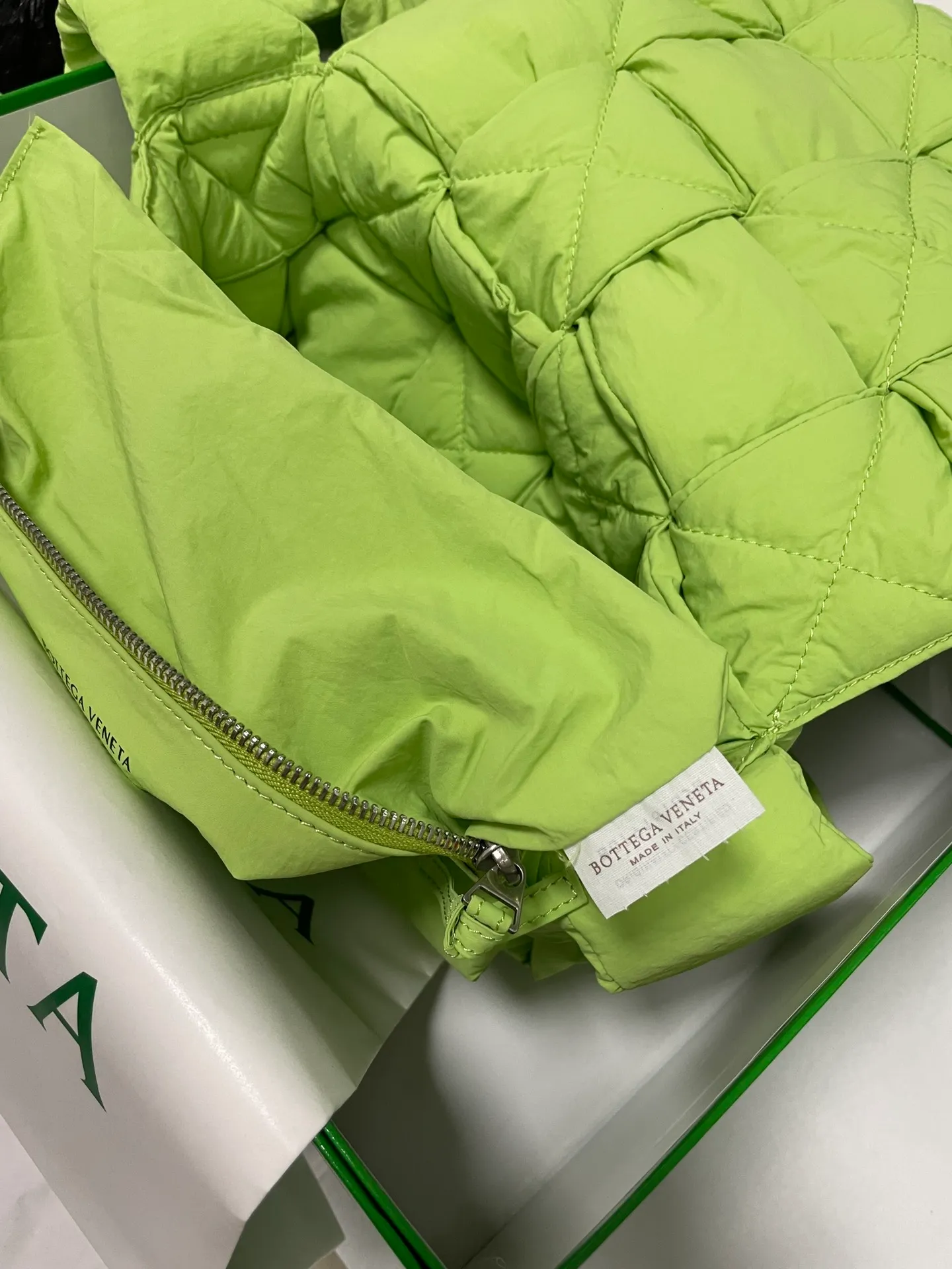 #𝐂𝐀𝐒𝐒𝐄𝐓𝐓𝐄 Nylon tofu tofu bag This Cassette is so cute, its cute appearance does not affect its practicality and the capacity is good! The fabric is low-key and very textured, suitable for daily wear with casual wear. The cross-woven design of the wide cloth is really stunning. The bag has a puffy shape and feels like a piece of tofu. It can be worn on one shoulder, cross-body or as a waist bag. You can also adjust the shoulder strap to the size of the bag under the armpit, so you can have it all! S30x15cm【8951#】